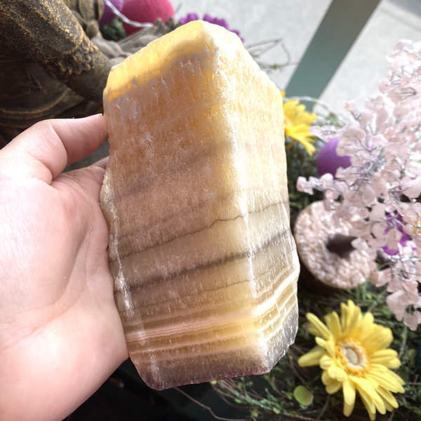 Onyx noir bandé et morceau de calcite jaune
