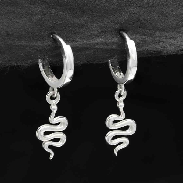 Boucle d'oreille huggie avec mini serpent en argent sterling