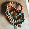 Bracelet turquoise africain/bois de santal avec lotus en laiton