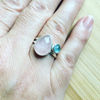 Bague sertie d'une goutte de quartz rose et d'apatite ronde en argent sterling