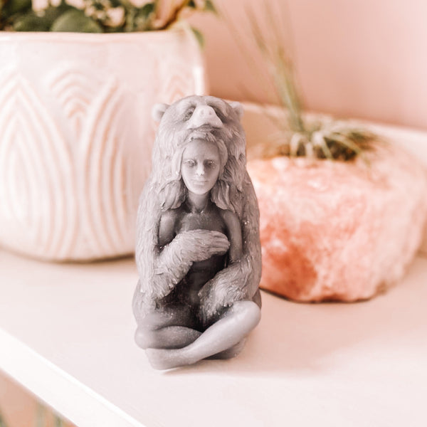 Bougie en cire d'abeille femme ours