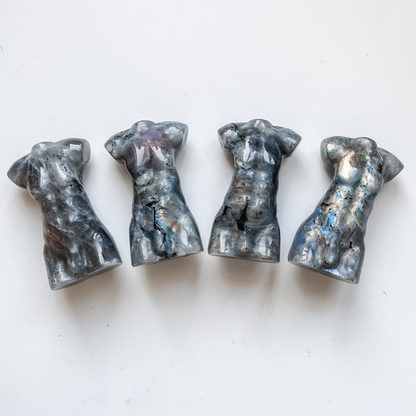 Corps masculin en labradorite
