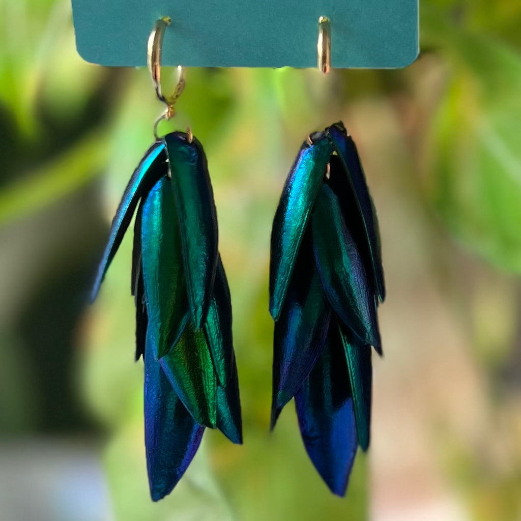 Boucle d'oreille huggie bijou bleu scarabée