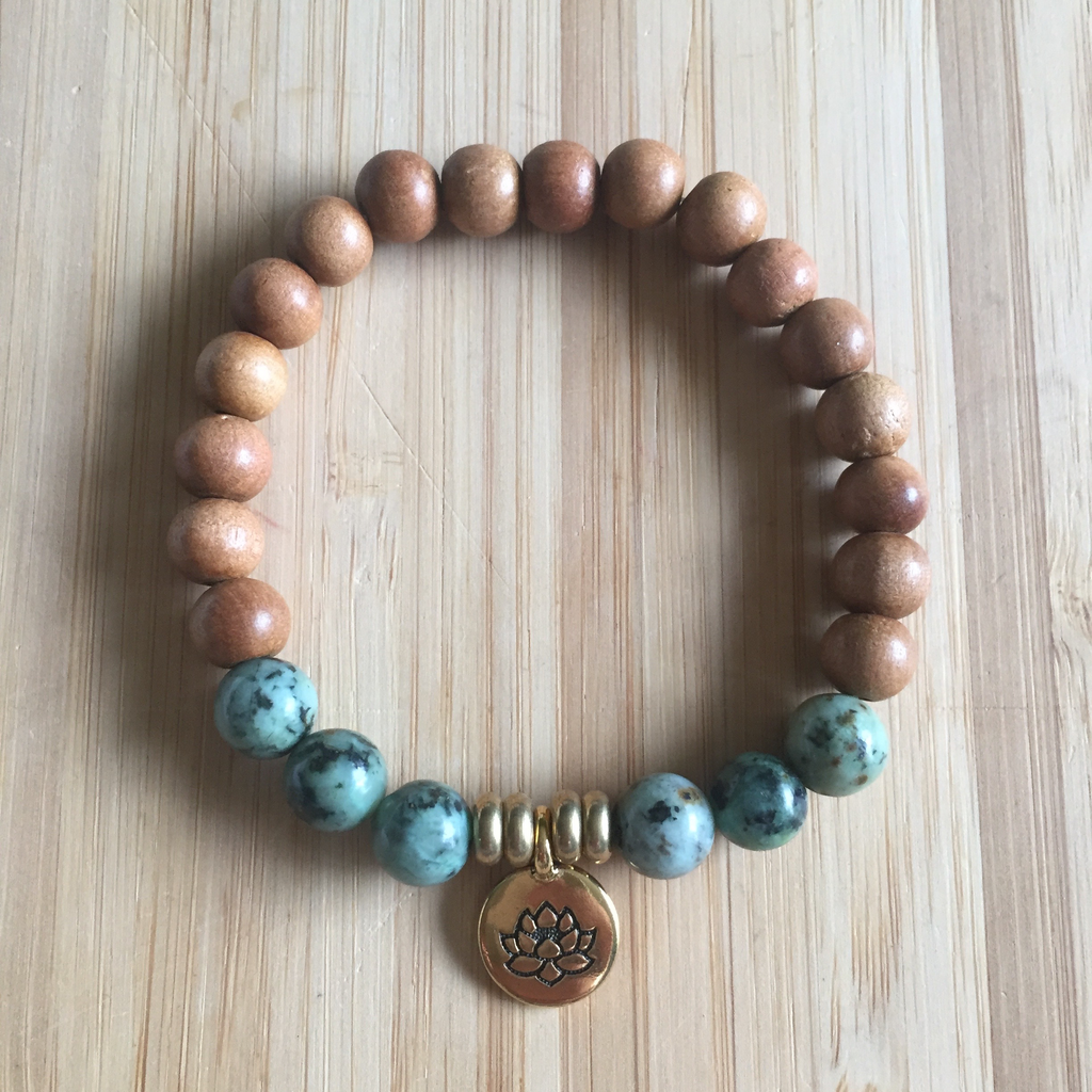 Bracelet turquoise africain/bois de santal avec lotus en laiton