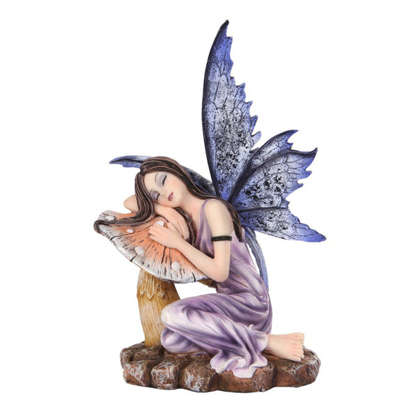 Fée du pays des fées dormant sur une statue de champignon