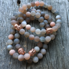 Bracelet pierre de lune mate 8mm avec perle Bouddha en or rose