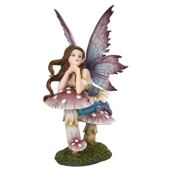 Fée du pays des fées sur la statue de champignon