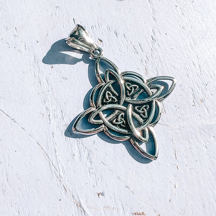 Pendant witch's knot stainless steel