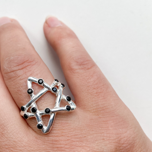 Bague pentacle tissée de tourmaline noire en argent massif