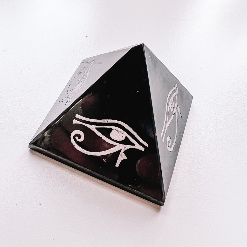 Pyramide d'obsidienne gravée Oeil d'Horus