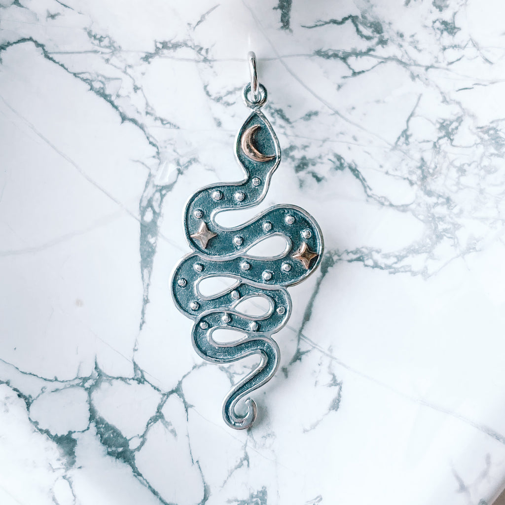 Pendentif serpent avec étoile en bronze et lune en argent sterling