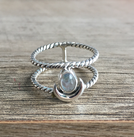 Bague croissant pierre de lune bande tressée