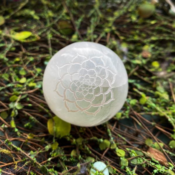 Lotus gravé en sphère de sélénite