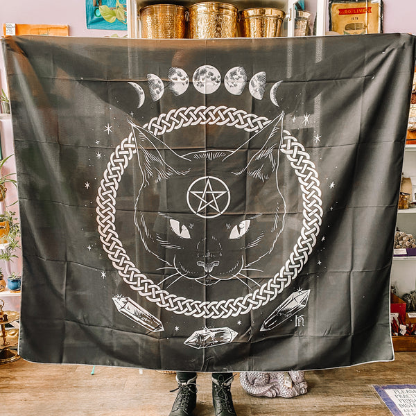 Tapestry cat with pentacle black/white