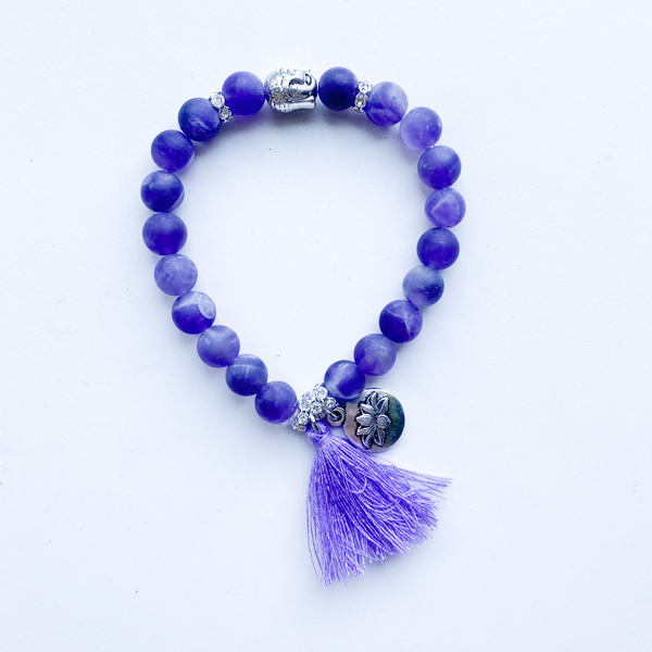 Bracelet 8mm améthyste mate avec breloque lotus et pompon
