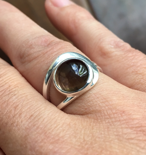 Bague quartz fumé bande latérale ronde argent sterling