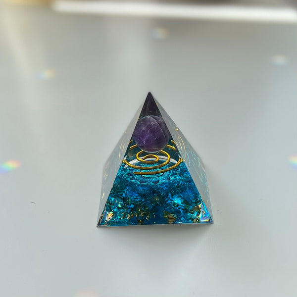 Orgone pyramide sphère améthyste/éclats bleus 5cm