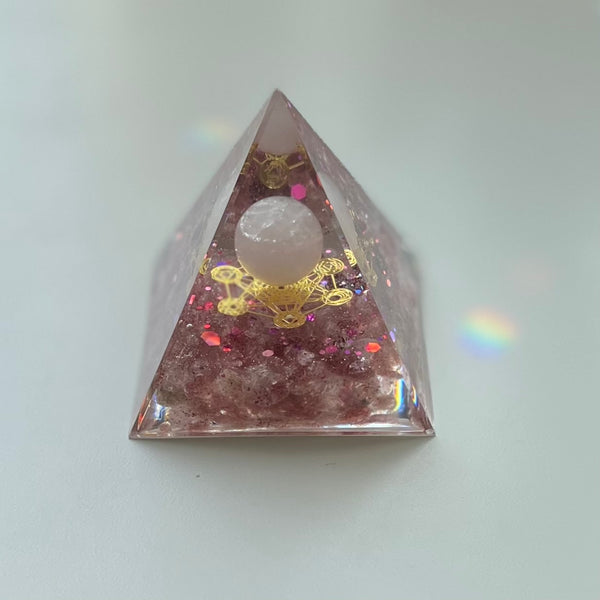 Pyramide d'orgone sphère de quartz rose 6cm