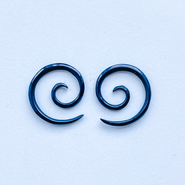 Boucles d'oreilles en forme de spirale en corne