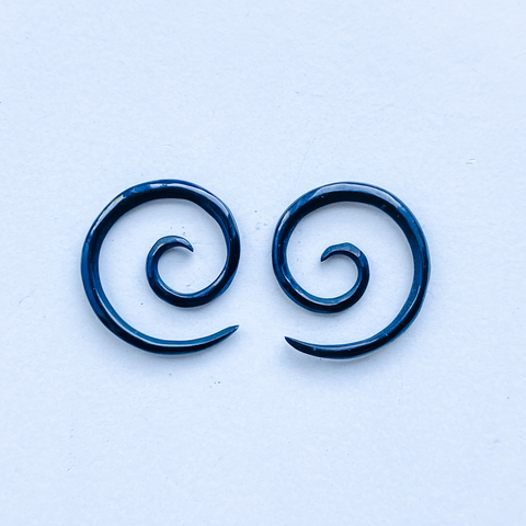 Boucles d'oreilles en forme de spirale en corne