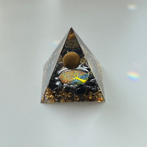 Orgone pyramide sphère oeil de tigre 6cm